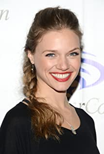 How tall is Tracy Spiridakos?